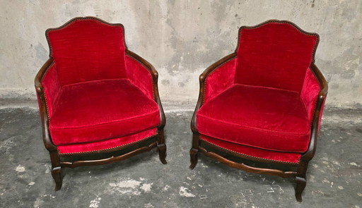 Par de sillones bergère estilo Luis XV en terciopelo rojo.