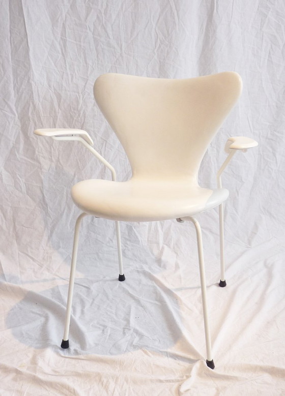 Image 1 of Stoel Mod. 3207 Arne Jacobsen wit leer