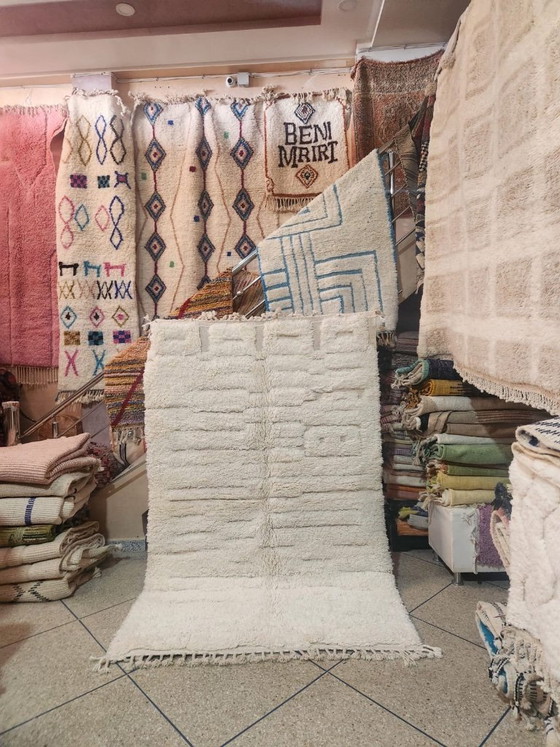 Image 1 of Minimalistisch Beni Ouarain tapijt 250x150 cm – Handgemaakt Marokkaans wollen tapijt – Ivoorkleurig Berberdesign met textuur
