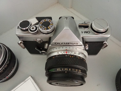 Olympus OM-1 Analoog + 28 mm + 50 mm + 135 mm en tas + filters 