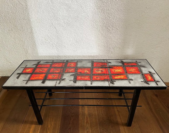 Image 1 of Couchtisch „Cloutier“ aus glasierter Lavakeramik und lackiertem Metall. Frankreich, 1970er Jahre.