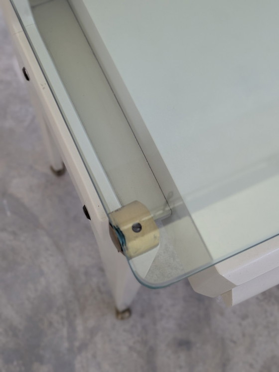 Image 1 of Mesilla de noche - Latón, Cristal, Madera - Pareja de mesillas de noche, de madera lacada en blanco, con tapa de cristal.