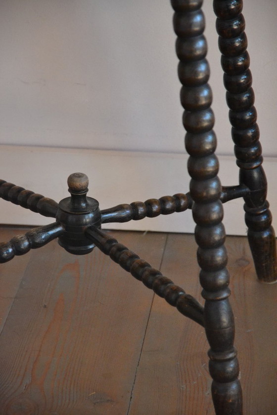 Image 1 of Vieille table d'appoint en chêne avec de magnifiques pieds incurvés et de jolies sculptures sur bois