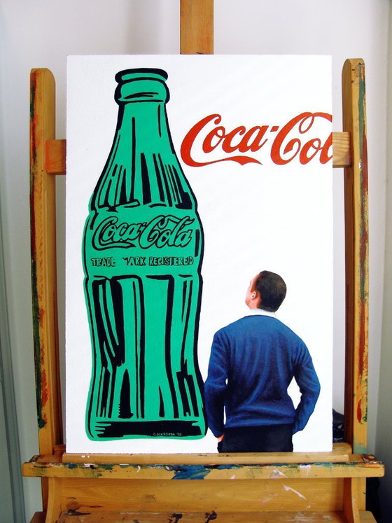 Image 1 of Bouteille de Coca-Cola - Tableau d'un homme regardant une peinture d'Andy Warhol