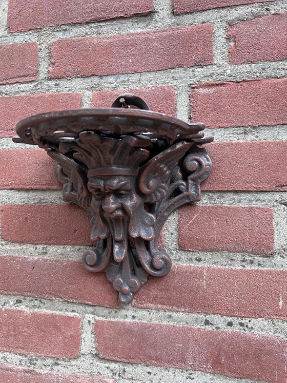 Image 1 of Consola de hierro fundido con cara decorativa