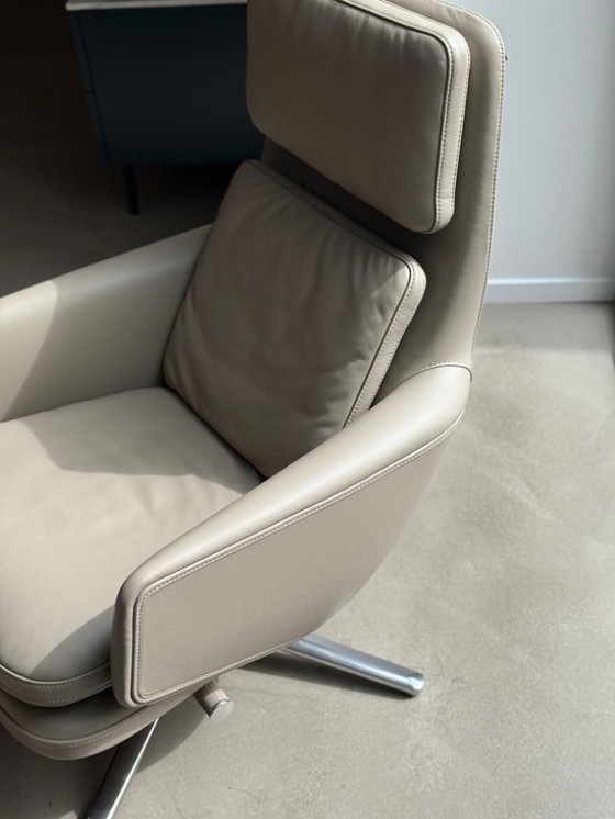 Image 1 of Vitra Grand Relax met Ottoman