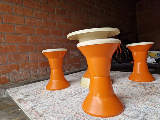Image 1 of 70er Jahre Space Design Henry Massonet Set aus 4 Hockern und Beistelltisch