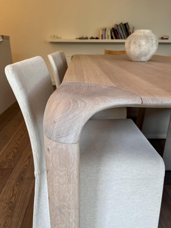 Image 1 of Solid oak design table with 6 Molteni chairs