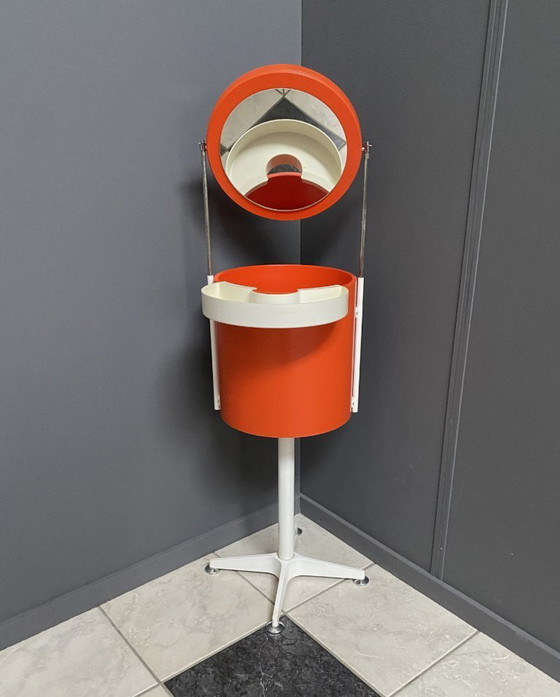 Image 1 of Una mesa de maquillaje redonda naranja de Bremshey, década de 1970