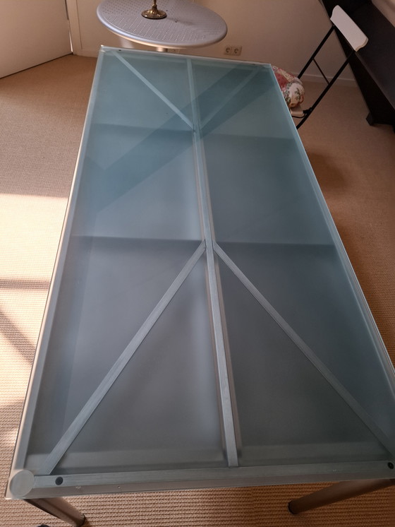 Image 1 of Tavolo in cromo con piano in vetro lattimo