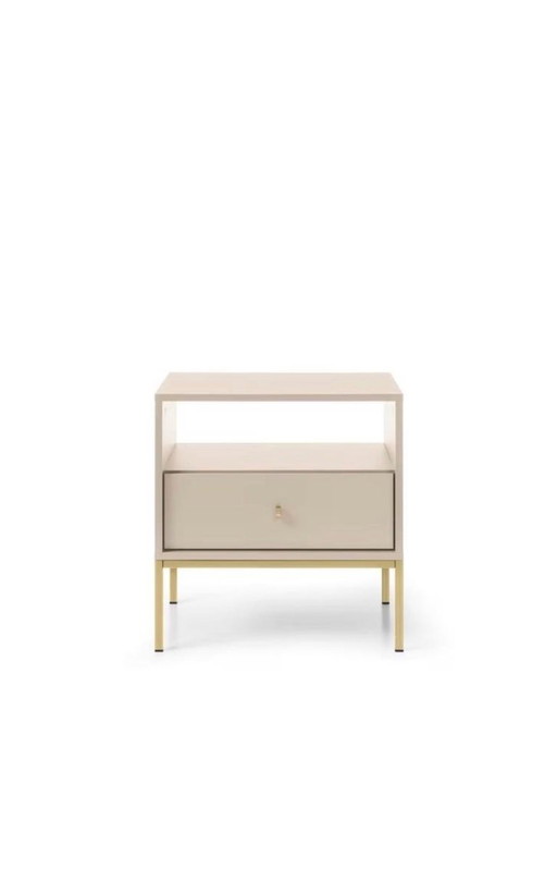 Tables de chevet beiges avec piètement doré