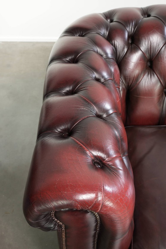 Sofá Chesterfield 2.5 plazas de cuero de buey rojo atemporal con una hermosa pátina – Sofás de 2 plazas (photo 7 of 13)