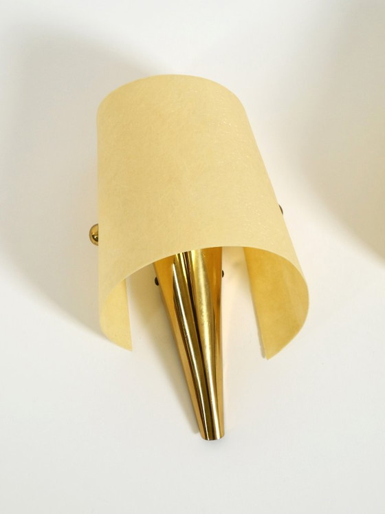 Image 1 of Una coppia di eccezionali applique da parete in ottone in stile Mid-Century Modern con paralumi in fibra di vetro.
