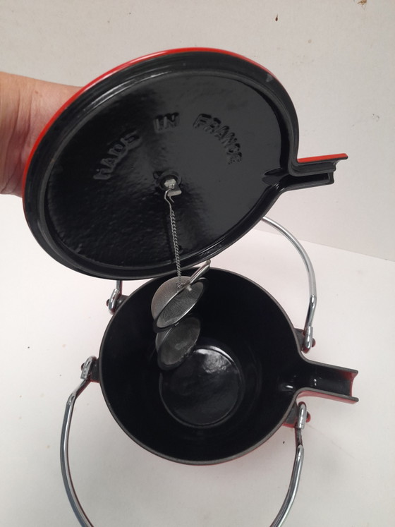 La théière Staub en fonte émaillée rouge – Accessoires de table, Cast Iron (photo 4 of 6)