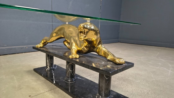 Image 1 of Mesa de centro con forma de jaguar, hecha de latón y mármol, década de 1970.