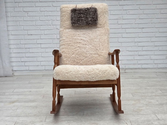 Image 1 of Fauteuil à bascule danois des années 1970, retapissé de véritable peau de mouton de qualité.