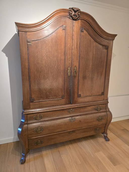 Imposanter antiker holländischer Eichenschrank mit Bombe-Unterteil – &Tradition, kledingkasten, Wood