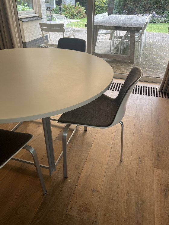 Fritz Hansen PK58 Table de salle à manger Ø130 + 4 chaises PK8 | Poul Kjærholm – Salles à manger complètes (photo 3 of 8)