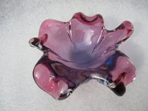 Murano Italy, bowl by Fratelli Toso, Flower shape clover 4, Pink / purple shades Diam 20 cm.