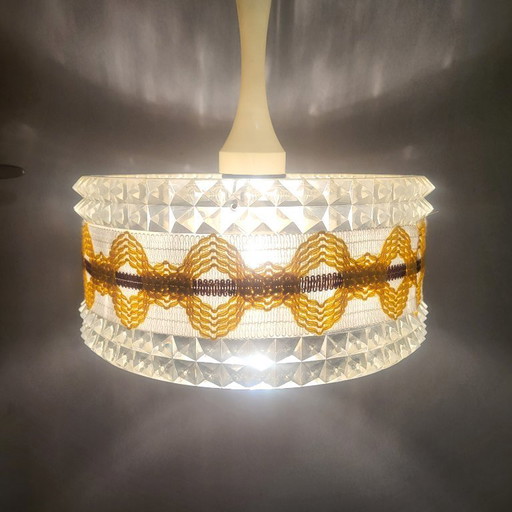 Lampada a sospensione in plexiglas e vetro, ricamo vintage anni Settanta, 1960-70