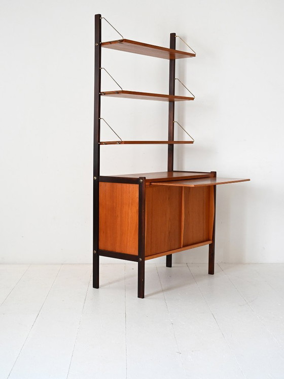 Image 1 of Bibliothèque scandinave vintage avec bureau coulissant et supports en laiton