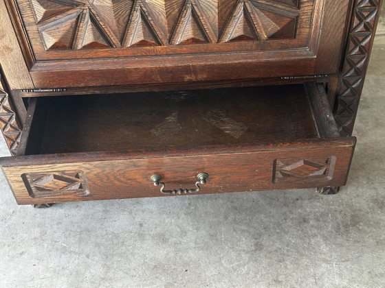 Pequeño armario de almacenamiento de roble tallado – Circa 1930 – Fabrication Artisanale debut XX e s (photo 13 of 15)