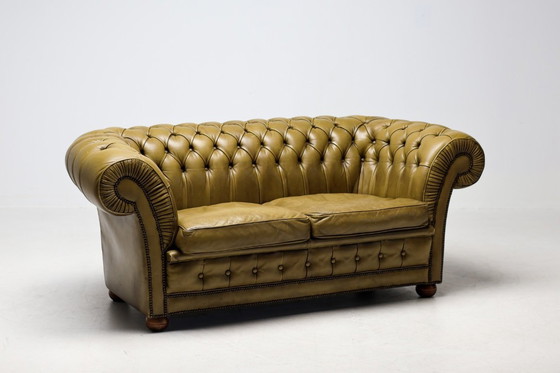 Image 1 of Vintage Chesterfield bank uit het midden van de 20e eeuw, gemaakt van zeegroen leer.
