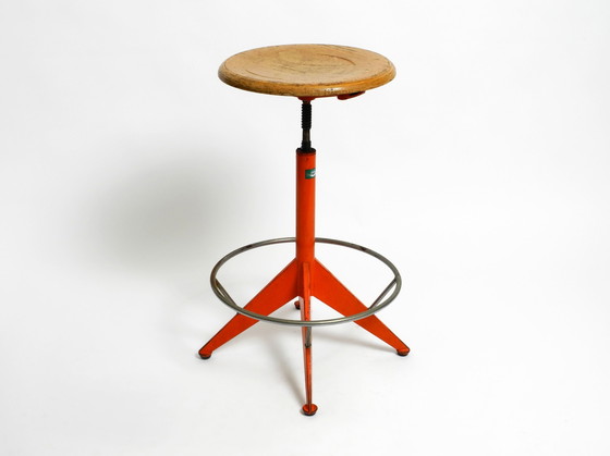 Image 1 of Seltener massiver italienischer Mid Century Industrial Metallhocker von Mautren in seltenem Orange | mit höhenverstellbarer Sitz