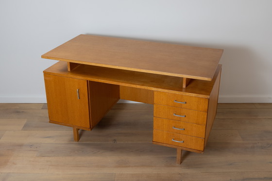 Image 1 of Escritorio de mediados de siglo