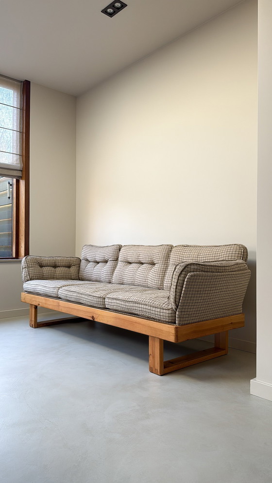 Image 1 of Dos sofás suecos antiguos y una mesa de pino.