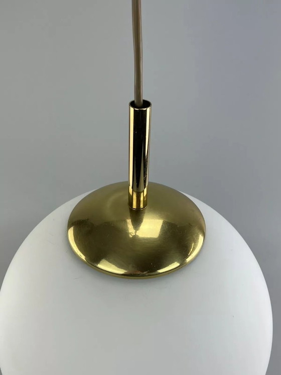 Image 1 of Lampada da soffitto anni '60 e '70, lampada a sfera, ottone opalino, vetro, design spaziale