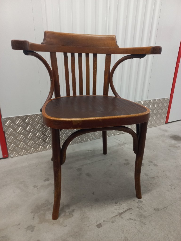 Silla estilo Thonet con reposabrazos