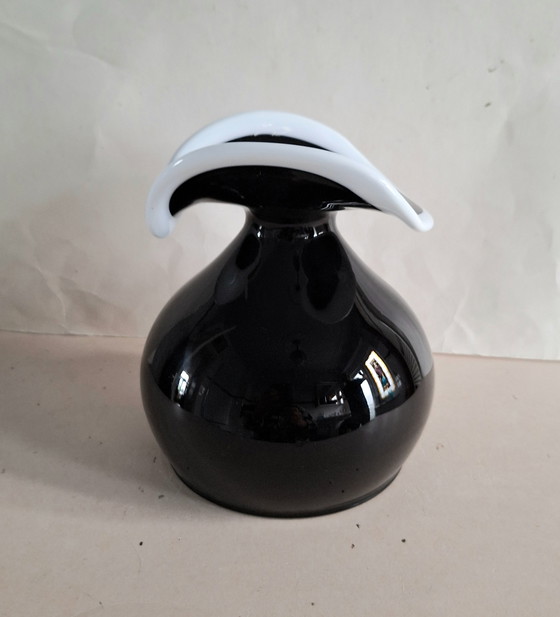 Image 1 of Jerzy Stuczan Orkusz design Glassware Poland. Vase noir avec col blanc. Type Napoléon Huta.