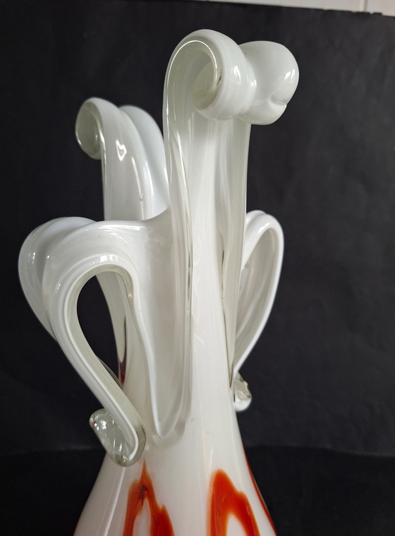 Image 1 of Grand vase en cristal Simais dans une forme d'art libre soufflé à la bouche et formé à la main. Verre de lait aux accents orangé