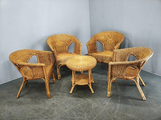 Image 1 of Conjunto de salón italiano de ratán y mimbre de los años 50, con cuatro sillones y mesa.