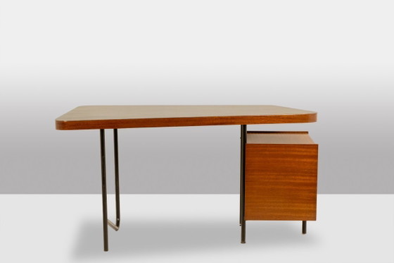 Image 1 of Georges Frydman. Asymmetrischer Schreibtisch mit Schubladen. 1950er-60er Jahre.