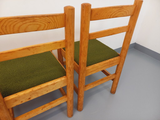 Suite van 4 Vintage kakigroene grenen en Bouclette stoffen stoelen uit de jaren 70