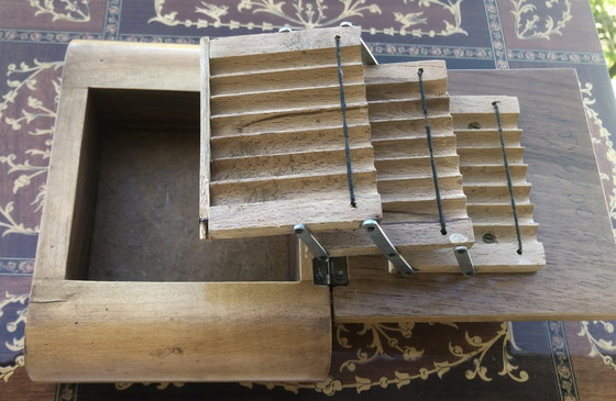 Image 1 of Petit coffret en bois porte-cigarettes artisanal avec chien sculpté - 1960