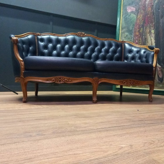 Image 1 of Irresistibile divano Chesterfield vittoriano a due posti in blu navy: un vero colpo d'occhio!