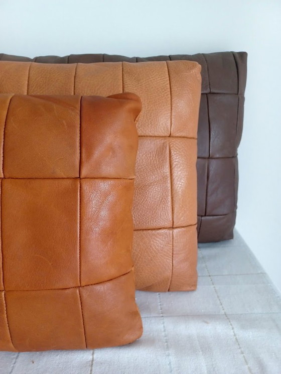 Image 1 of Cuscino vintage in pelle color cognac chiaro. Metà secolo.