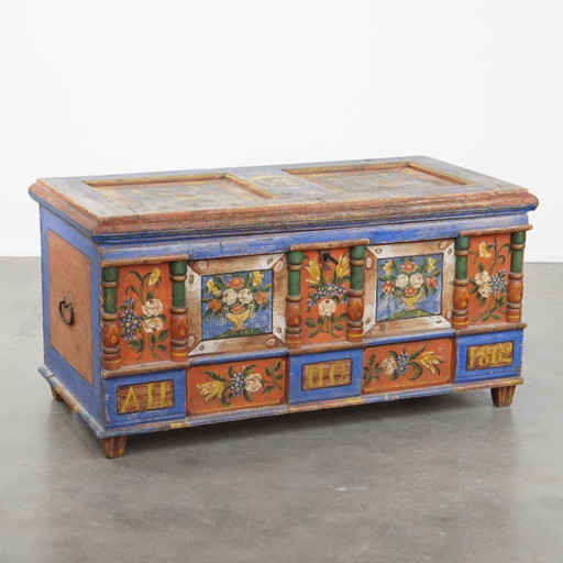 El antiguo baúl nupcial/mesa de centro pintado a mano del siglo XIX.