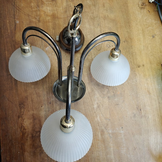 Image 1 of Lampadario vintage a 3 bracci con paralumi in vetro satinato a coste.