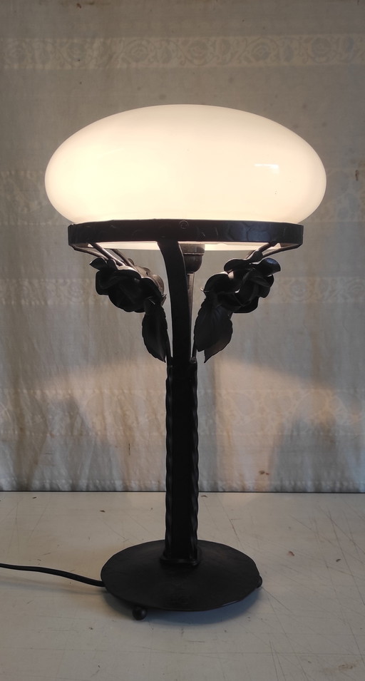 Tischlampe im Art-Deco-Stil aus Schmiedeeisen und Opalglas – 1930er/40er Jahre