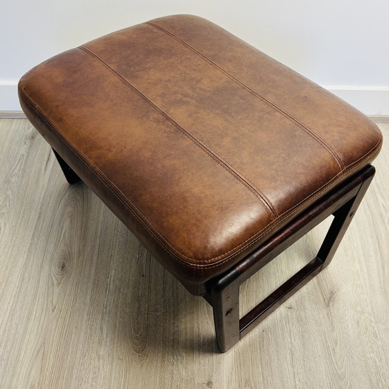 Image 1 of Scandinavisch houten hocker / zitje met cognac bekleding