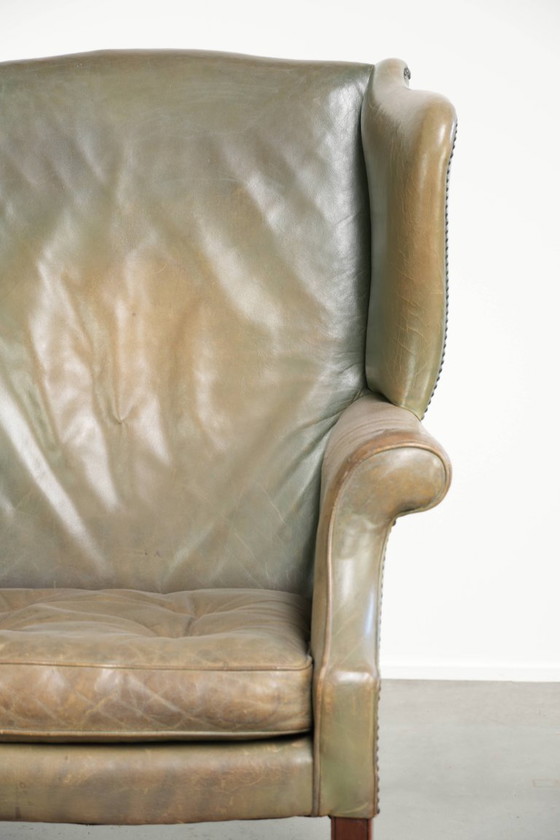 Alter Leder-Ohrensessel im englischen Stil mit schöner Patina und einzigartiger Farbe – Leather, Klassiek (photo 9 of 13)