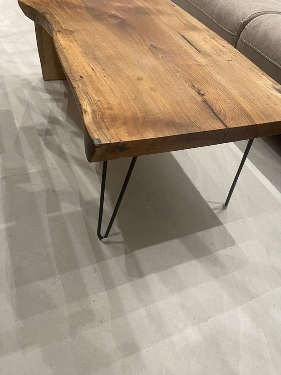 Image 1 of • “Handgemaakte notenhouten tafel van verouderd hout – Luxe design”