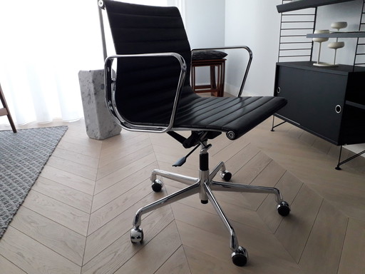 Vitra modello EA117design Charles &amp; Ray Eames