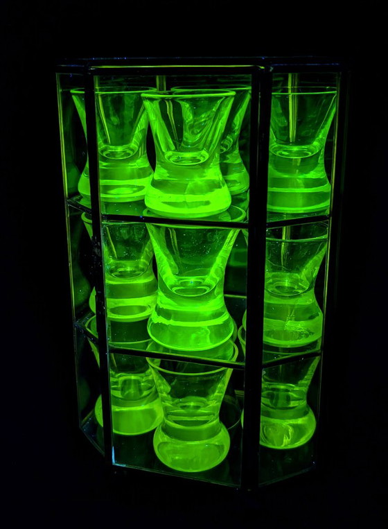 Vitrine en Laiton Doré & 11 Verres à Liqueur UV Réactifs, Cabinet de Curiosités, Verres et carafes, Métal (photo 3 sur 8)
