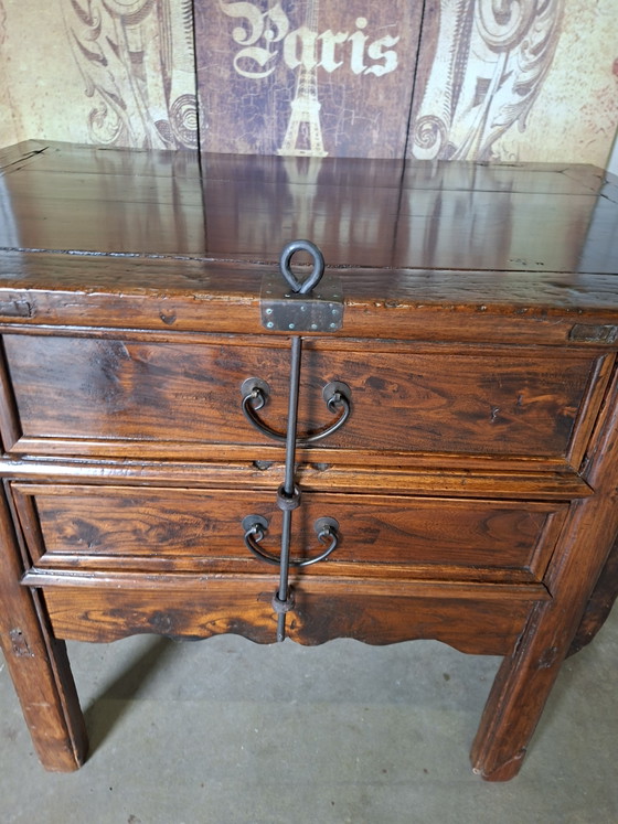 Image 1 of Tavolino d'altare cinese antico, consolle, cassettiera, dimensioni 101x70 cm e 83 cm di altezza.