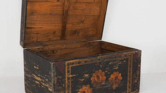 Coffre en bois chinois avec illustrations florales (Chine, c.1900) #3 – Commodes (photo 3 of 9)